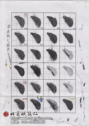 開始的描紅，能看到小手很努力嘗試的痕跡，