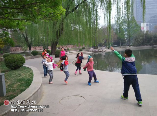 學(xué)弟還不太會跳繩，老師很耐心地教他，學(xué)長哥哥主動幫助學(xué)弟，「來牽著我的手，不用害怕，看著繩跟著我跳吧」。在哥哥的協(xié)助下，學(xué)弟終于成功一次。