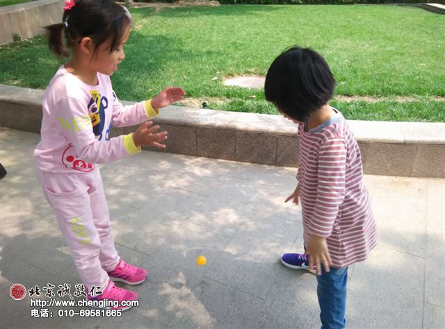同學(xué)，我來告訴你，眼看準(zhǔn)，手眼配合就能接住球