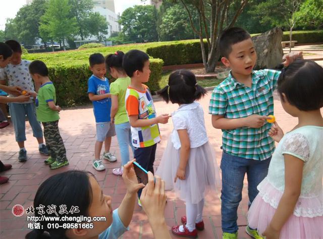 遵守游戲規(guī)則，在游戲中學(xué)習(xí)禮儀、規(guī)矩，長大步入社會，在人生大舞臺中就能游刃有余。 