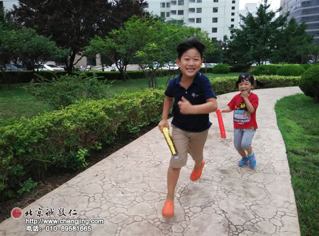 兄妹倆一同學(xué)習(xí)多愉快，學(xué)習(xí)落實兄友弟恭