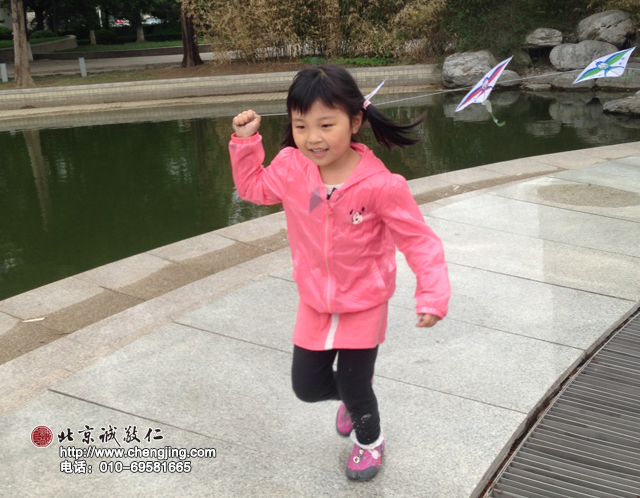 今日有風(fēng)，同學(xué)給我們帶來的風(fēng)箏正是好玩時機(jī)啊！