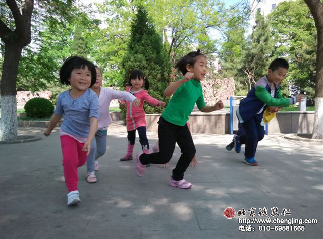  小同學(xué)從老家回來，為同學(xué)們帶回來了很多小禮物，挑一個美麗的小發(fā)夾送給學(xué)妹，期望我們一起進(jìn)步，如同我們的德行花日新月新。