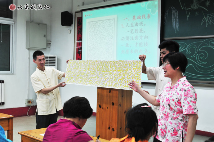 展示書法班師生共同創作的「人生曲線」硬筆國畫作品