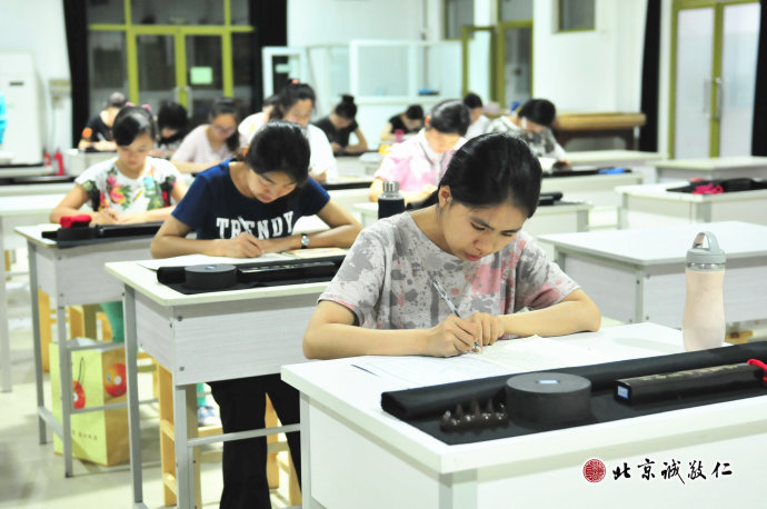 書法女生班學員習練硬筆書法