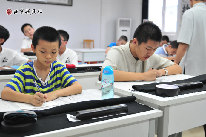 書法男生班學員練習定心描紅