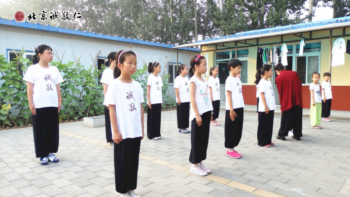 小學員練習隊列