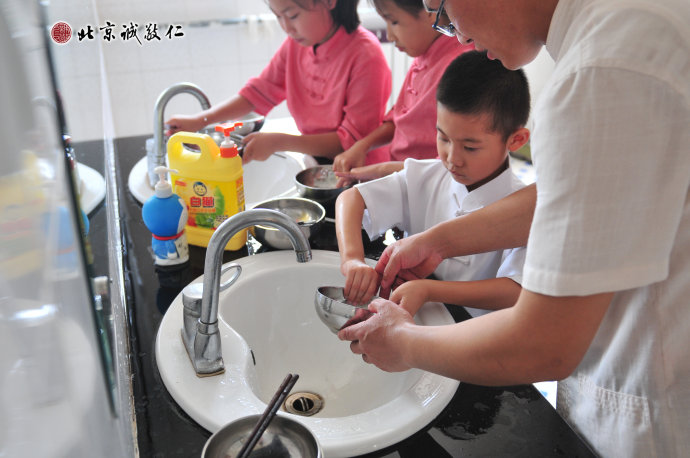 生活老師指導小學員清潔餐具