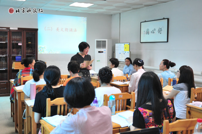 楊老師講授傳統文化多元德藝教學法；
10余種凝結著智慧與慈愛的教學方法，帶給學者無盡的寶藏。
