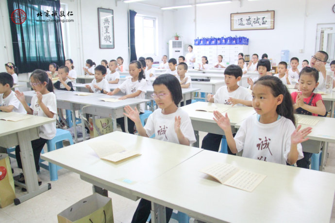 少兒班快樂讀經，從規律的節奏感受語言音律