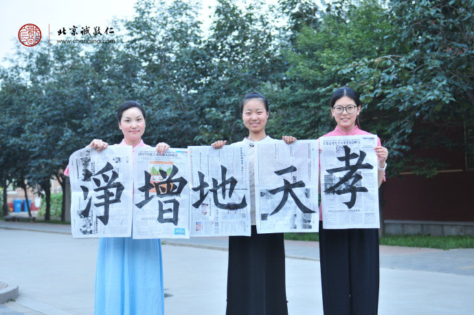 學員展示書法習作，以上為學習半年至兩年的老學員