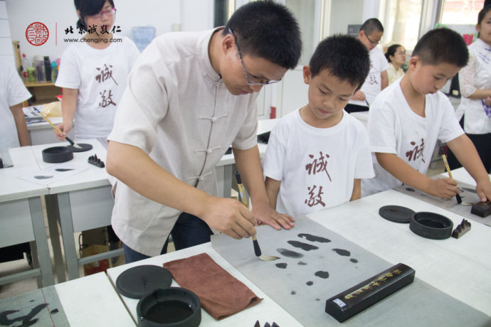 
書法老師指導學員永字八法基本筆畫