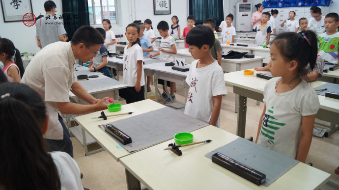 
學習如何倒墨汁，培養良好的習書習慣
