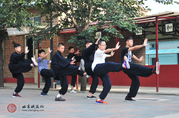 每天早晨堅持一個小時的太極拳，身心和諧幸福人生。