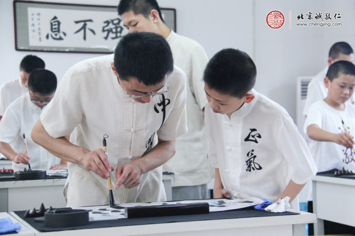 書法老師耐心指導永字八法基本功