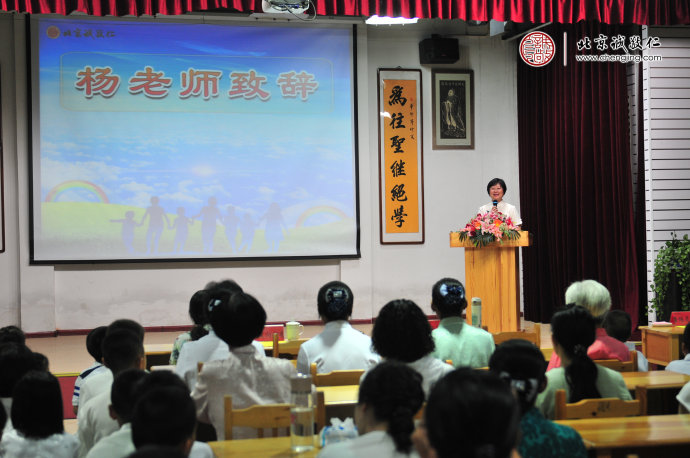 開營儀式上，楊淑芬老師致辭，共勉大家學有所成，收獲滿滿。