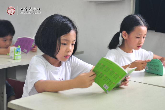 

小學員認真學習德育故事