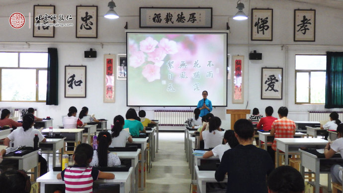 書法二班，整潔明亮的教室，朗朗讀書聲；學員共度美好學習時光。