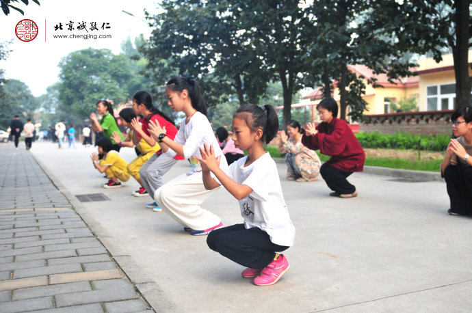 太極拳練習「泰山升氣」，鍛煉體格，培養(yǎng)毅力。