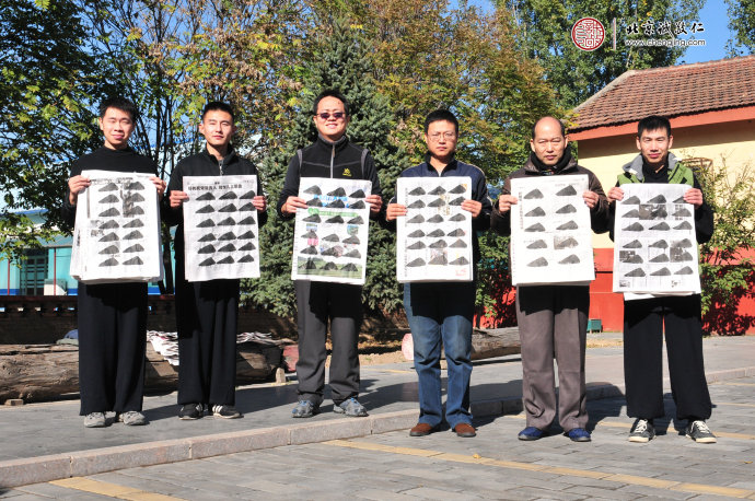 師資班男學員展示“永字八法”基本功：橫點