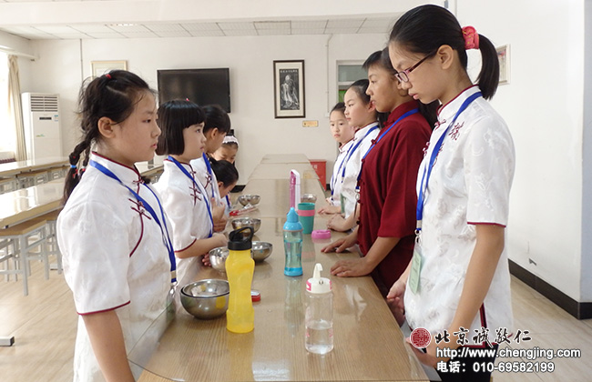 學員學習用餐禮儀；良好的生活習慣從點滴開始。