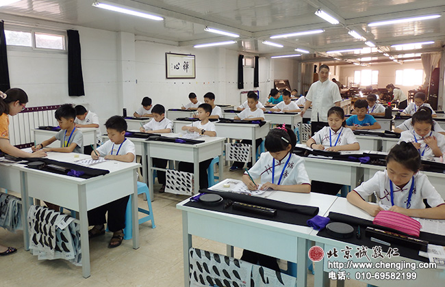 整潔明亮的教室，書法二班的學員學習定心描紅。
