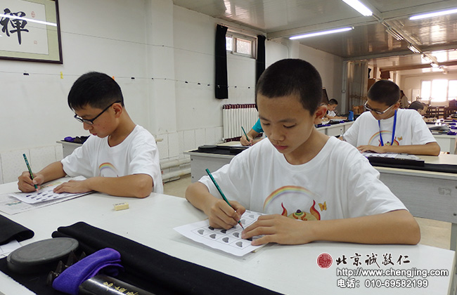 正確的坐姿，可以描出漂亮的筆畫。