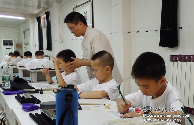 老師隨時糾正學員的坐姿；使小學員很快安定下來。