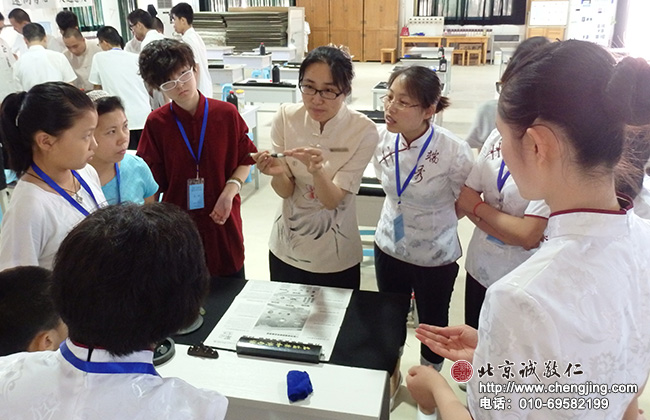 第一節課書法課——認識毛筆，學習毛筆的使用方法。
