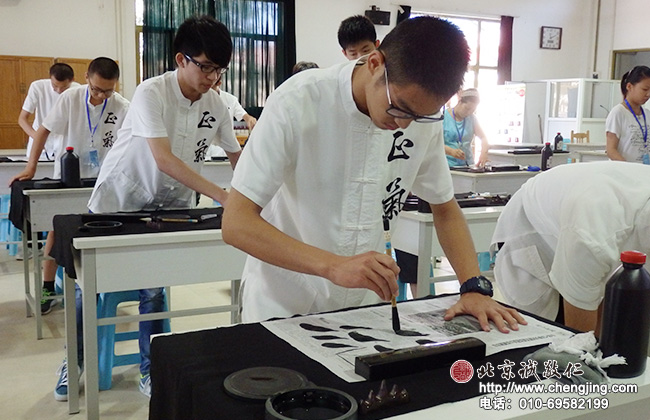 正氣凌然中國風 2014年暑期德藝書法篆刻培訓班書法一班的學員習練永字八法