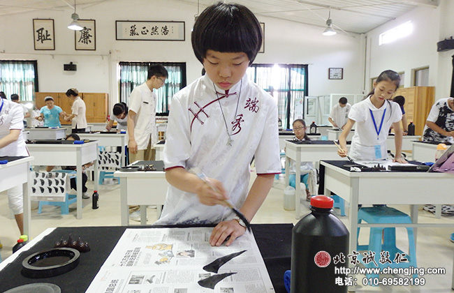 身著端秀唐服，更增添了幾分秀美氣質。