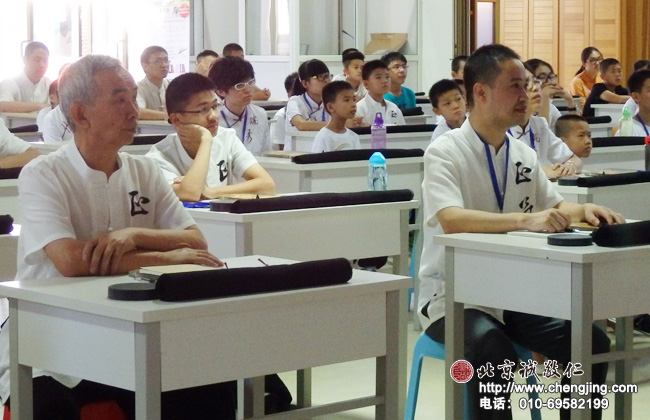 學員中最長者年齡70余歲；孝順的子女利用暑假送父親來小院學習傳統文化書法藝術，度過心安神寧的快樂時光。