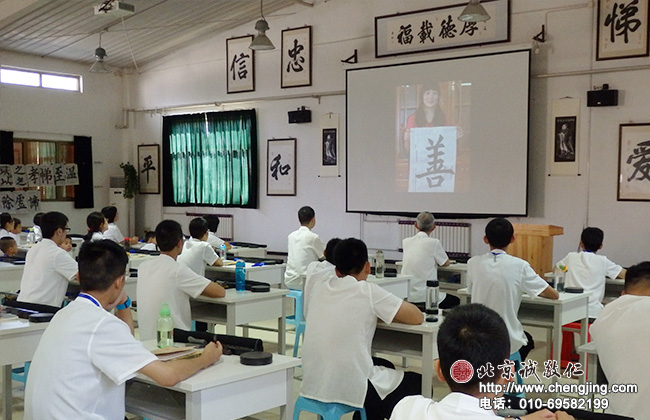 開班典禮上，回顧歷屆暑期書法培訓的成果展示。