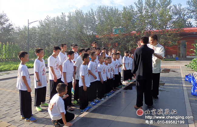 書法二班多是10歲左右的小朋友；晨練時光，修心養生的的太極藝術吸引了小學員們。