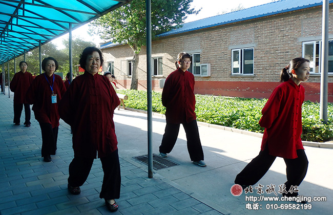 晨起習練太極拳，健康養生壽延年。來自天津呂老師祖孫三代齊聚小院，共度暑期美好時光。