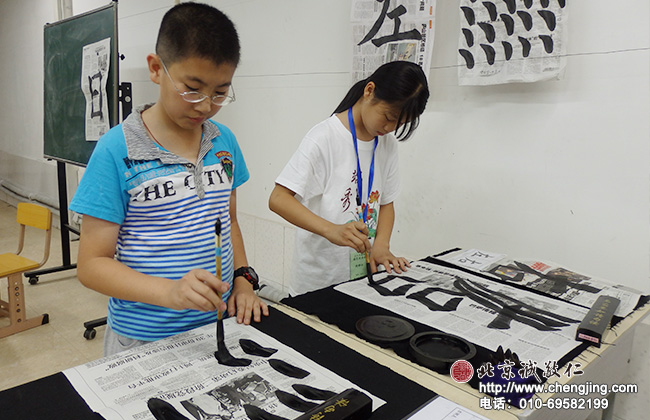 
今天，新學員已經進入第二個筆畫「方頭點」的學習。