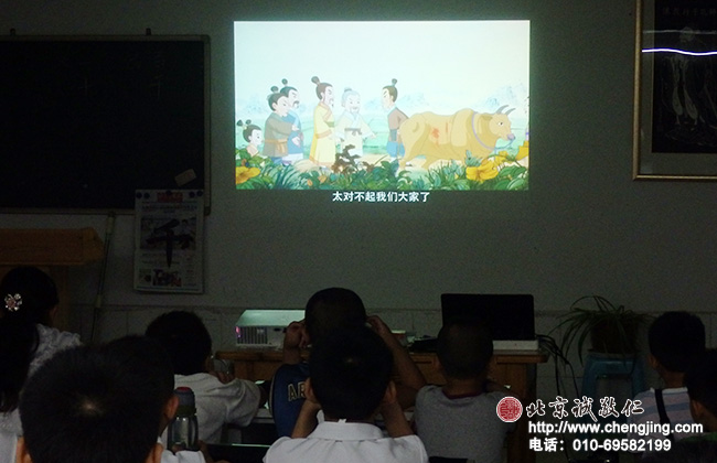 
書法二班的小同學學習看動漫品人生，
中華德育故事的德育課程
。