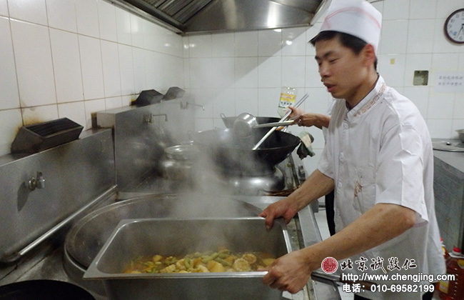 廚房的老師在高溫的環境中做出美味的健康素食