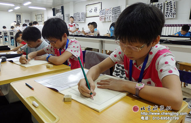 今天剛報到的來在廣東的兩位雙胞胎姐妹，學習硬筆書法
。
今年暑期學員中有兩組雙胞胎小學員了！