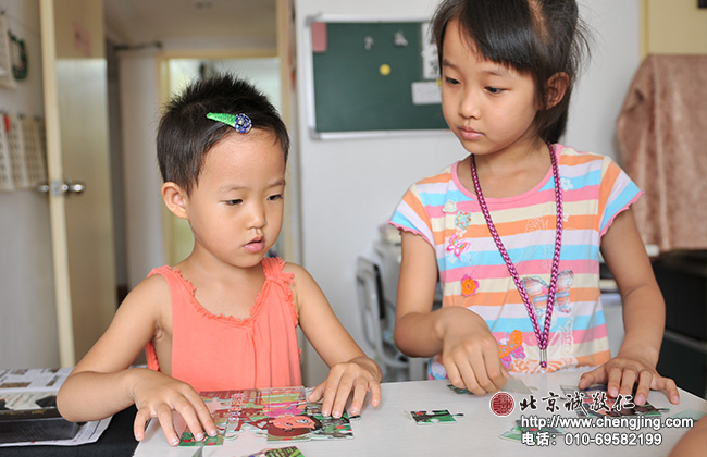 拼圖游戲可以讓孩子學到合作的力量
