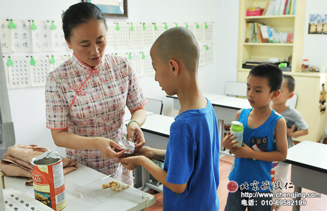 寫完字，同學們排隊領取楊氏梅子，大家都非常愛吃.