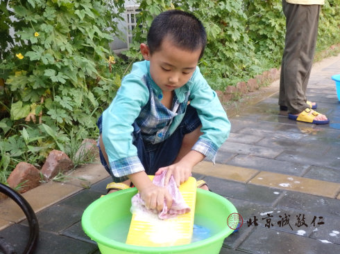 書法二班的小學(xué)員學(xué)習(xí)洗衣服
習(xí)勞知感恩