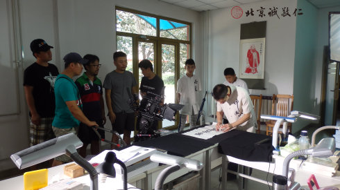 張家灣鎮政府制作傳統文化專題片，
攝制組到小院采集資料；陳老師示范篆刻。
