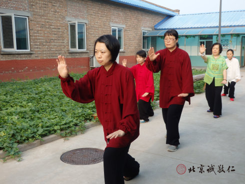 
學員晨練太極拳

