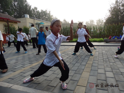 
小學員晨練太極拳
