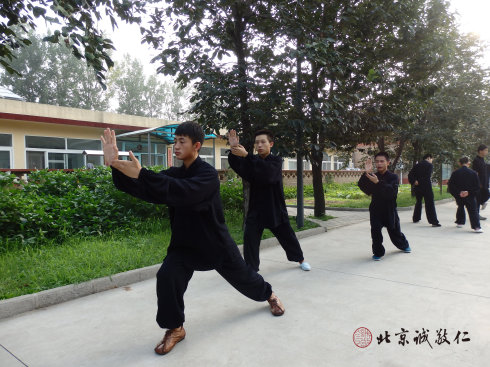 書法一班學員晨練太極拳


