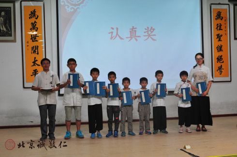 認(rèn)真勤學(xué)的小學(xué)員們分享收獲的喜悅