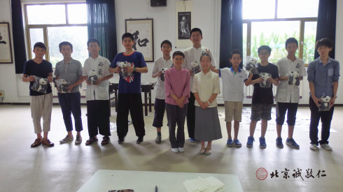 生活老師為學(xué)員頒發(fā)優(yōu)秀內(nèi)務(wù)獎