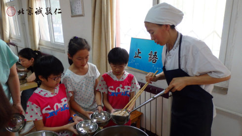 廚房的老師用心維護(hù)小學(xué)員用餐安全