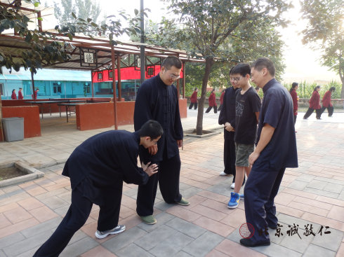 太極拳課程，學(xué)員體會(huì)站樁的動(dòng)作要領(lǐng)